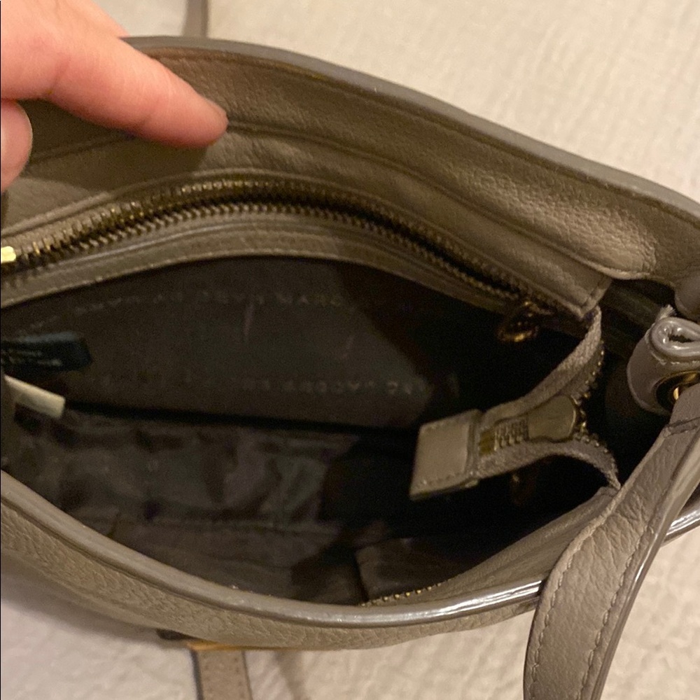 Marc By Marc Jacobs Elegant Taupe Leather Shoulder Bag - Picture 7 of 8